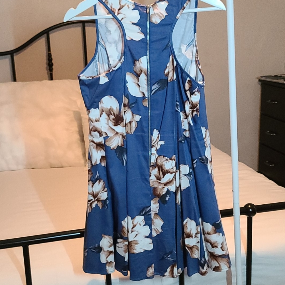 Dress - Picture 4 of 5